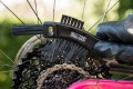 Muc-Off szczotka do czyszczenia napędu Claw Brush