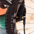 Lezyne pompka podłogowa Gravel Digital Drive Pro srebrna